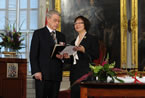 Justice Linda Oland administers the Oath of Allegiance and the Oath of Office to Lt.-Gov. Grant.
