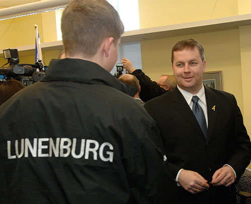 Premier Rodney MacDonald chats with a student.